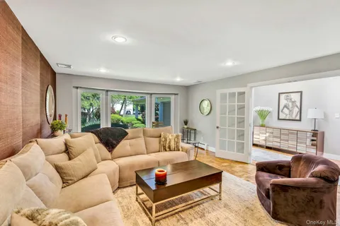 $1,875,000 | 2 Yukon Drive, Woodbury, NY 11797
