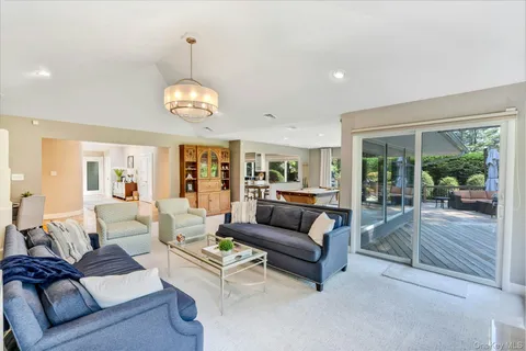 $1,875,000 | 2 Yukon Drive, Woodbury, NY 11797