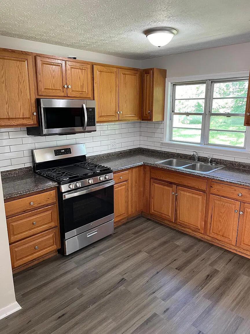 1691 Shady Lane Road Columbus, OH 43227 - Photo 3 of 7 kitchensl