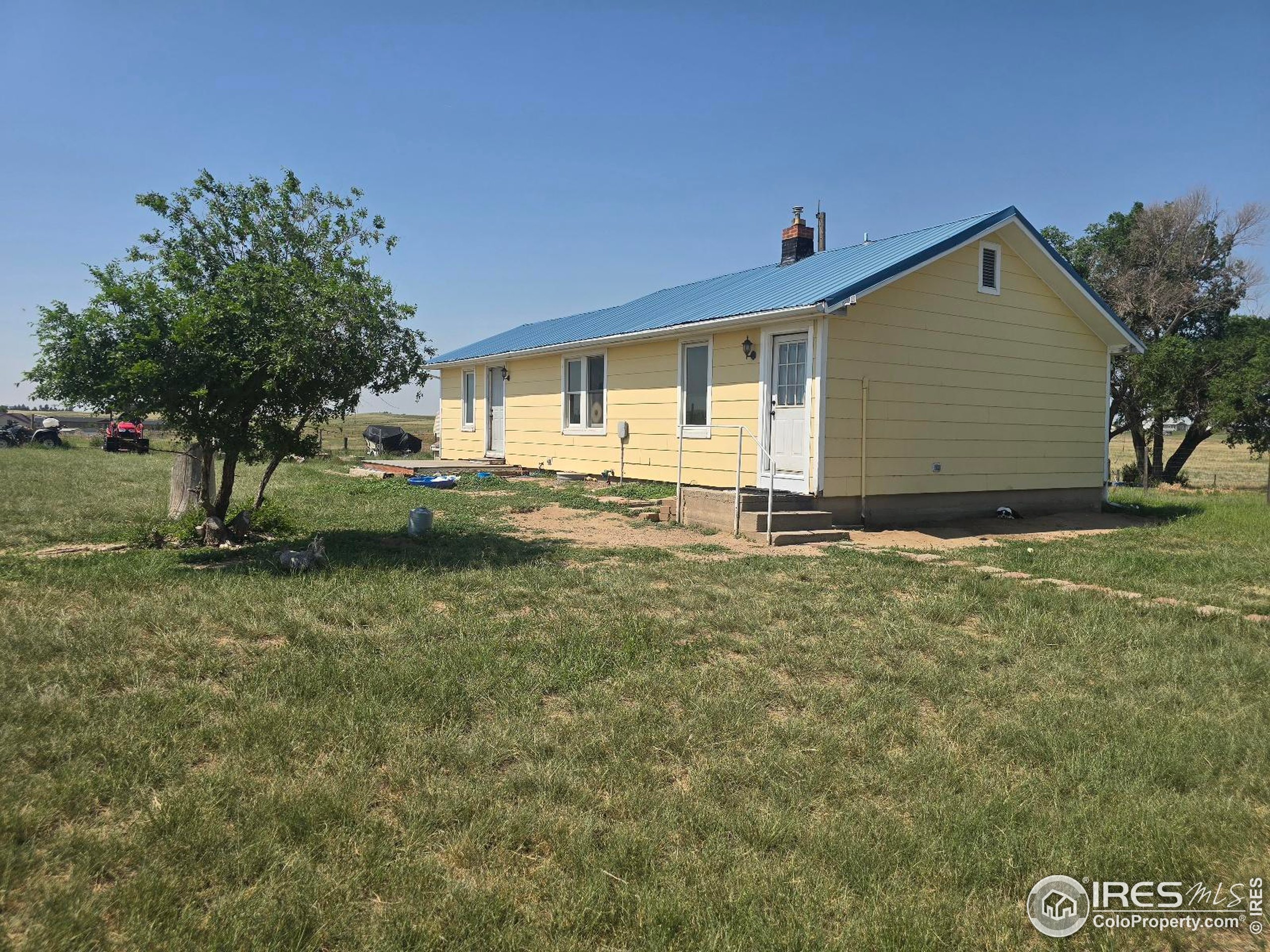 7926 County Road Wiggins, CO 80654 - Photo 8 of 27 a backyard of a house