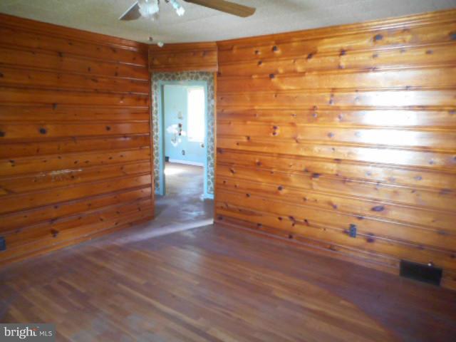 930 Woodlynn Road Baltimore, MD 21221 - Photo 2 of 26 Living Room