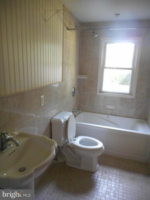 930 Woodlynn Road Baltimore, MD 21221 - Photo 18 of 26 Bath