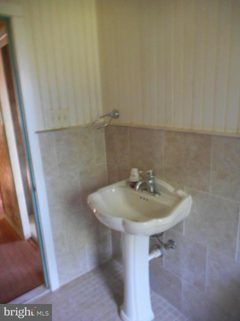930 Woodlynn Road Baltimore, MD 21221 - Photo 19 of 26 Bath
