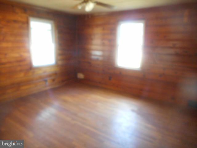 930 Woodlynn Road Baltimore, MD 21221 - Photo 3 of 26 Living Room