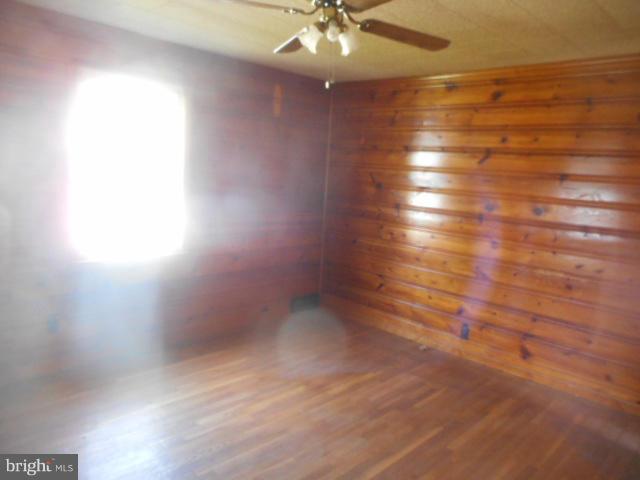 930 Woodlynn Road Baltimore, MD 21221 - Photo 4 of 26 Living Room
