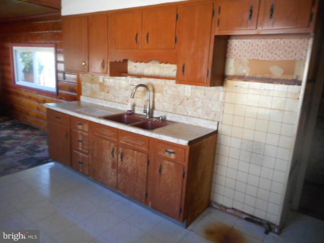 930 Woodlynn Road Baltimore, MD 21221 - Photo 8 of 26 Kitchen