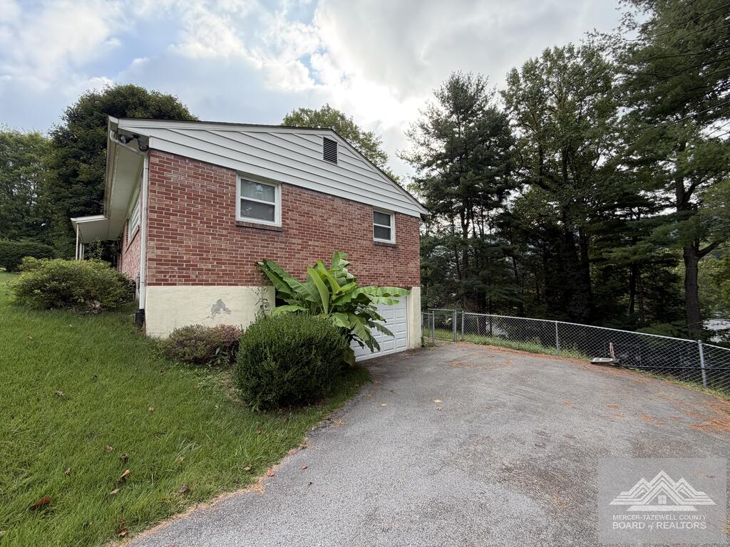 420 Monterey Hill Road Bluefield, WV 24701 - Photo 4 of 17 Gallery Image 4