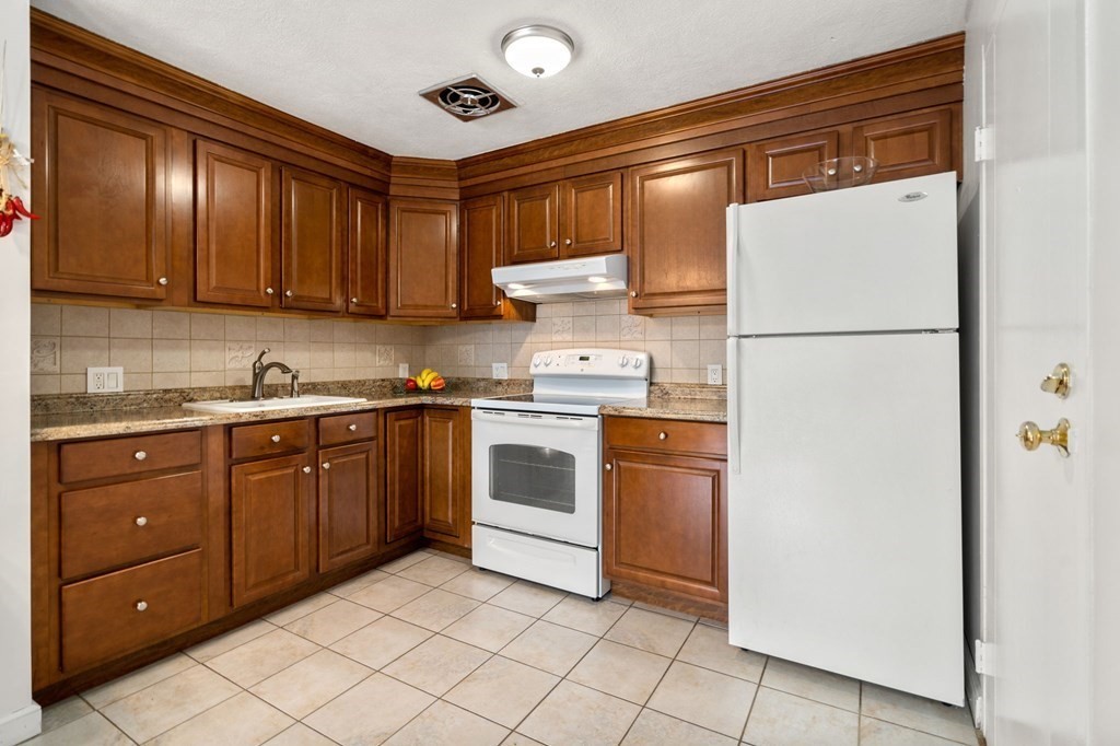 20 Whitman Road, Unit 13 Waltham, MA 02453 - Photo 3 of 12 Gallery Image 3