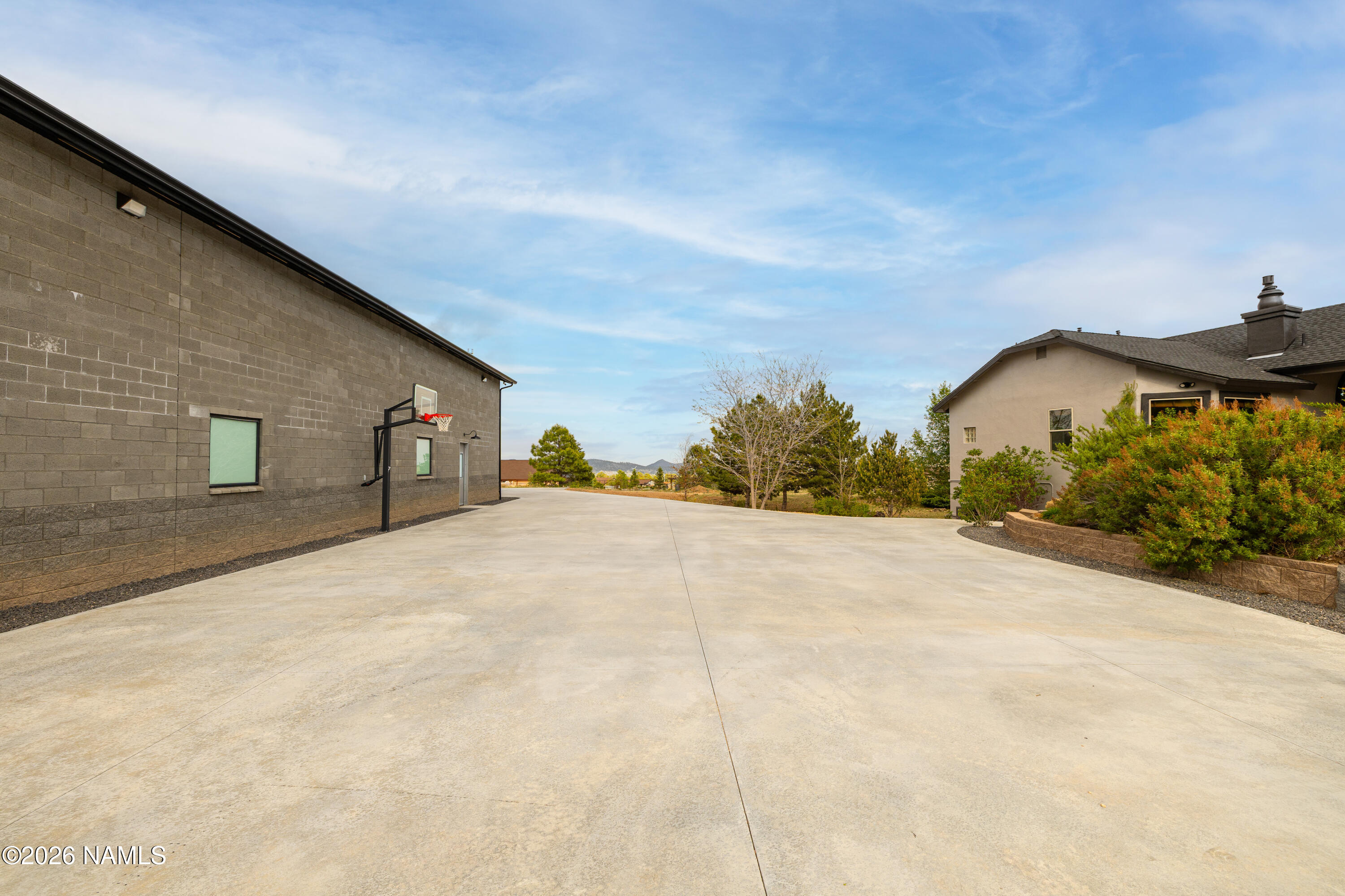8205 North Reata Road Flagstaff, AZ 86004 - Photo 35 of 45 Driveway