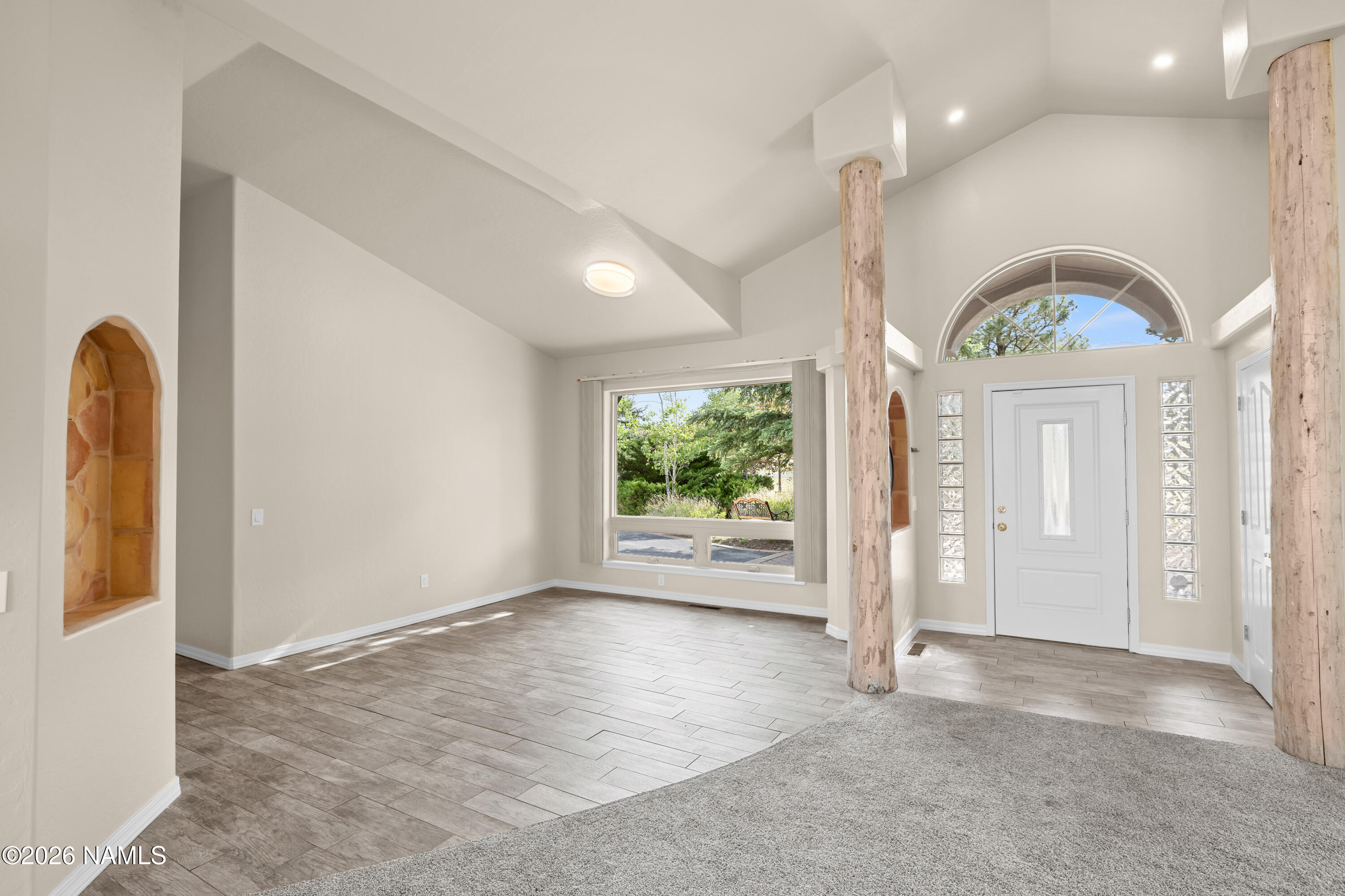8205 North Reata Road Flagstaff, AZ 86004 - Photo 8 of 45 Dining area and foyer