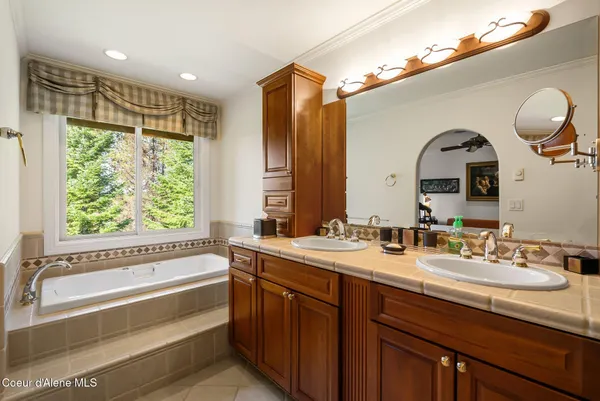 $1,350,000 | 516 Kiebert Loop, Hope, ID 83836