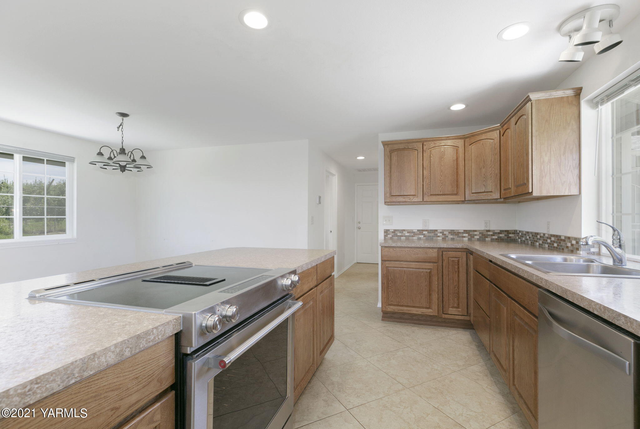 1702 Gibbler Road Yakima, WA 98908 - Photo 12 of 21 Kitchen