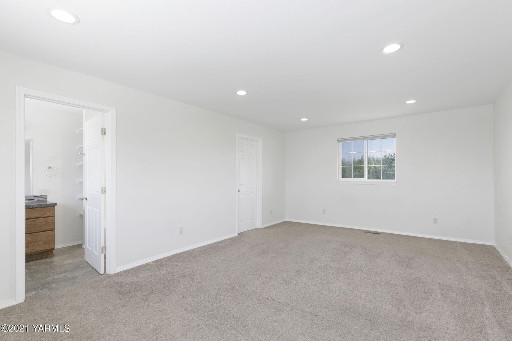 1702 Gibbler Road Yakima, WA 98908 - Photo 14 of 21 Primary Bedroom