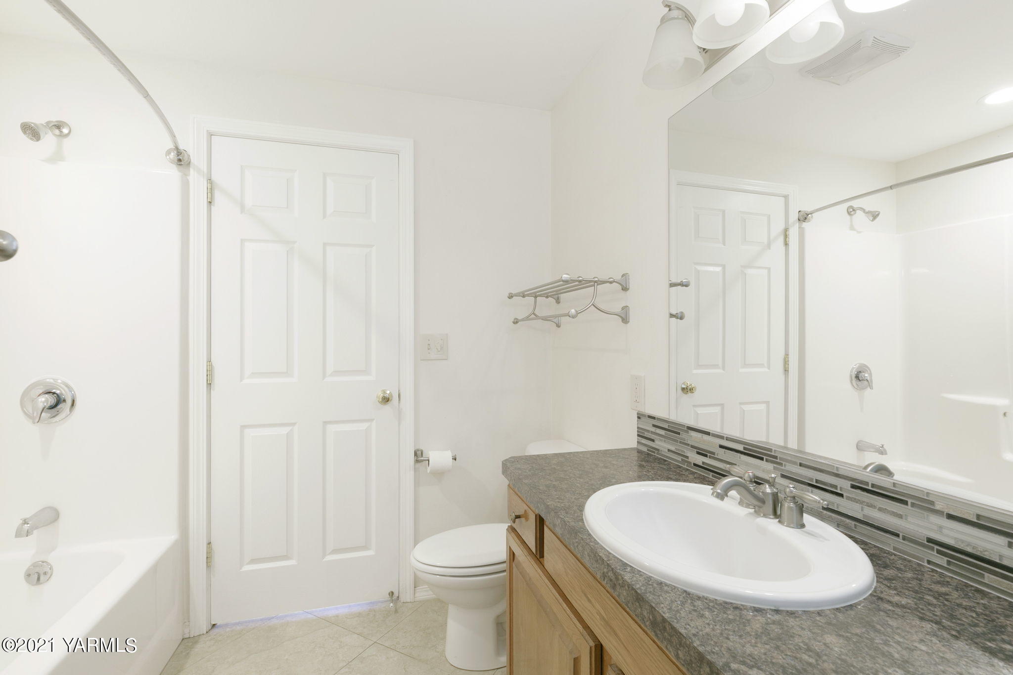 1702 Gibbler Road Yakima, WA 98908 - Photo 15 of 21 Bathroom