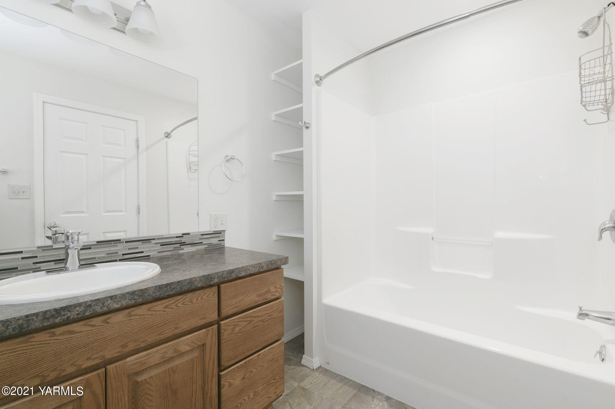1702 Gibbler Road Yakima, WA 98908 - Photo 16 of 21 Bathroom