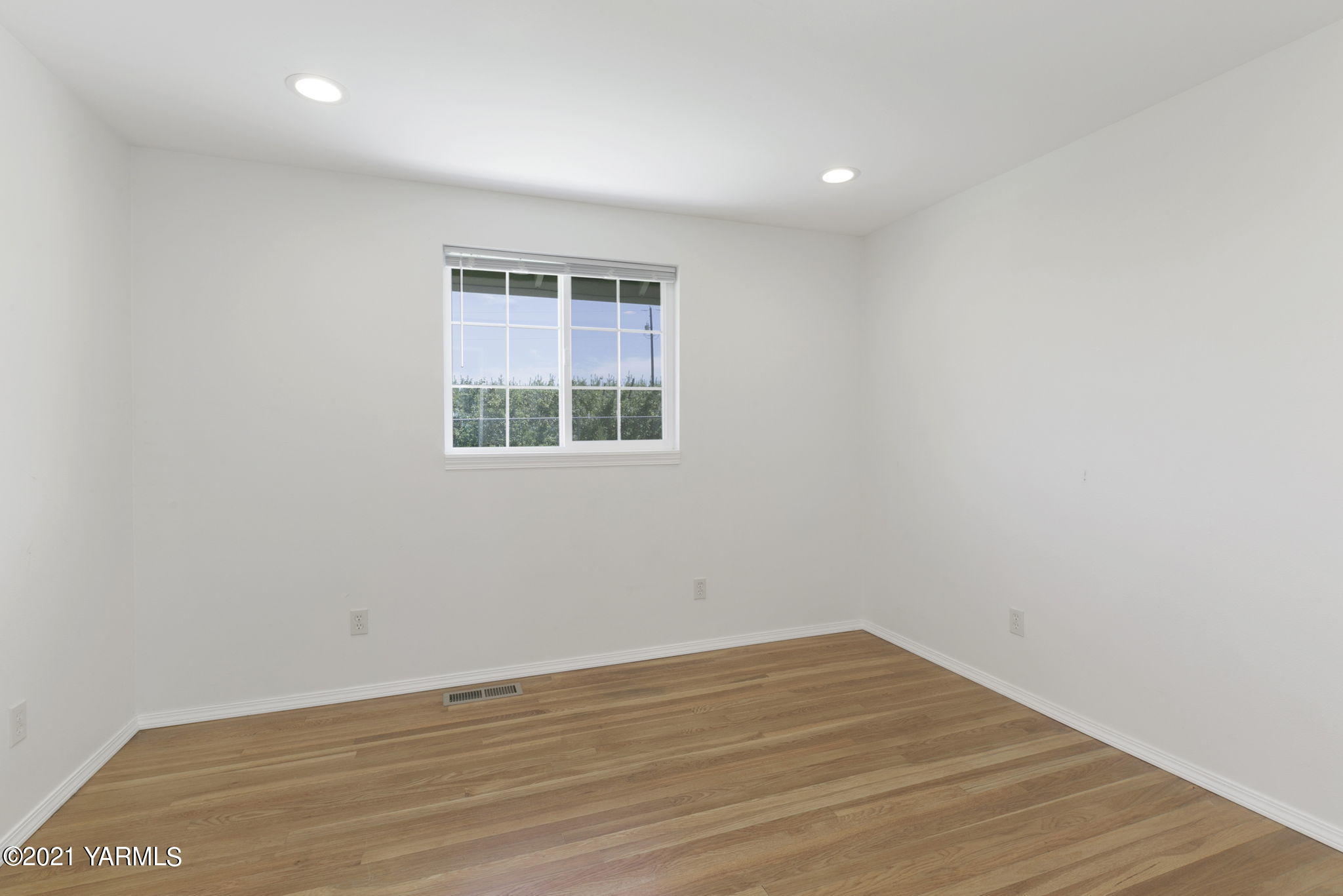 1702 Gibbler Road Yakima, WA 98908 - Photo 17 of 21 Bedroom 2