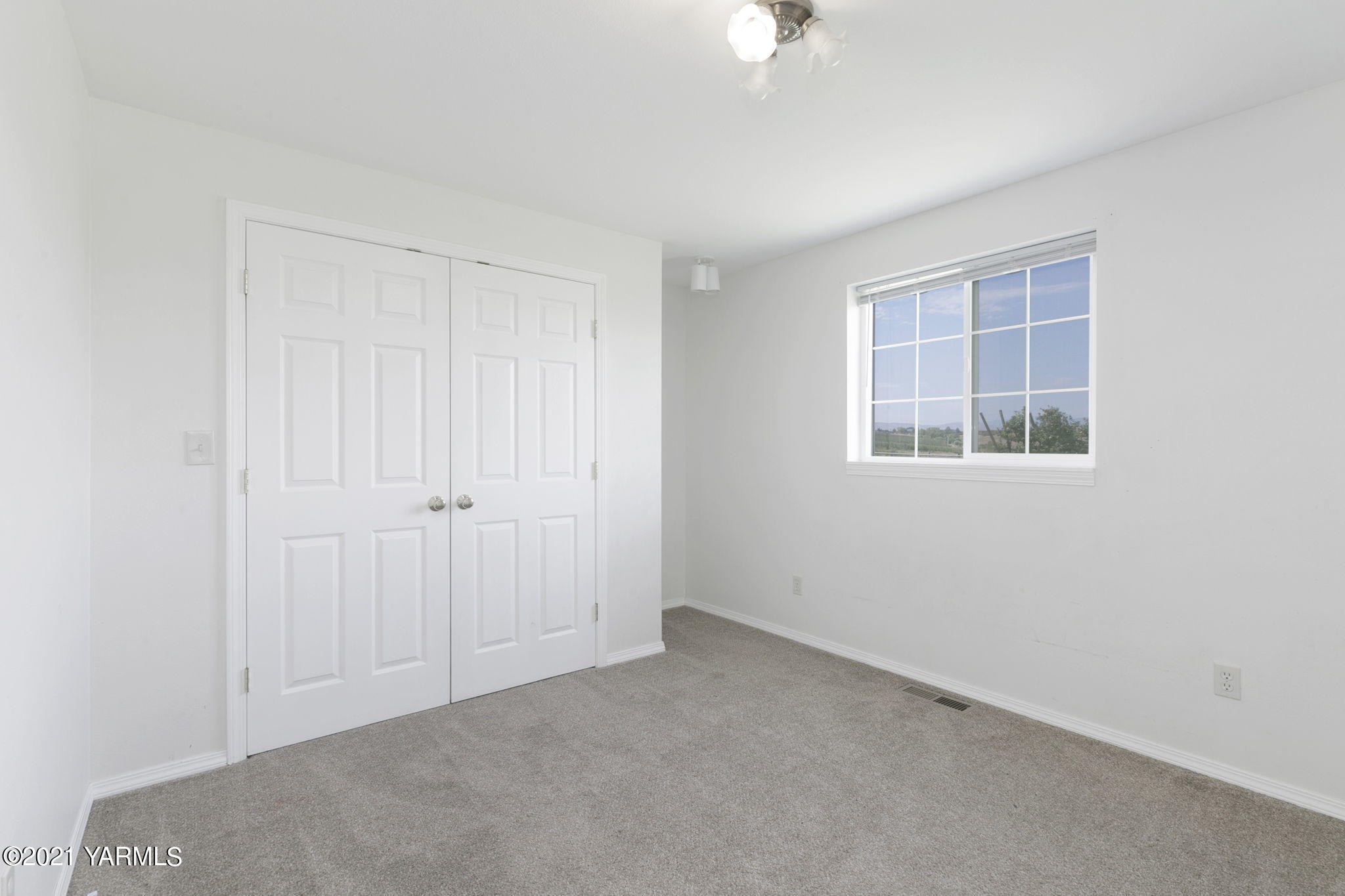 1702 Gibbler Road Yakima, WA 98908 - Photo 19 of 21 Bedroom 3