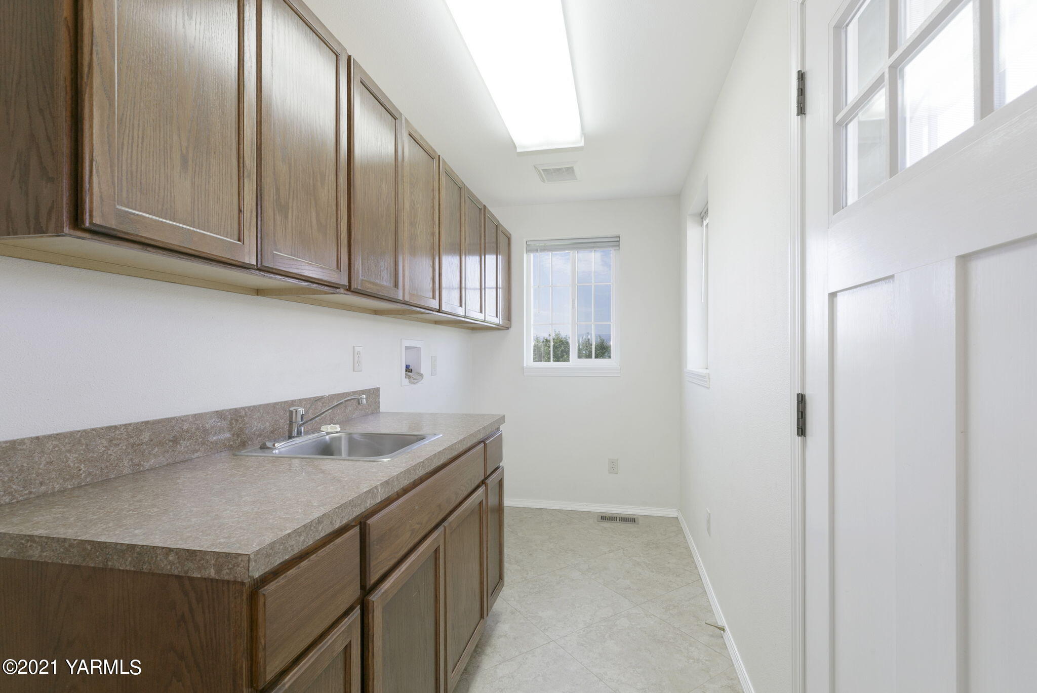 1702 Gibbler Road Yakima, WA 98908 - Photo 20 of 21 Laundry Room