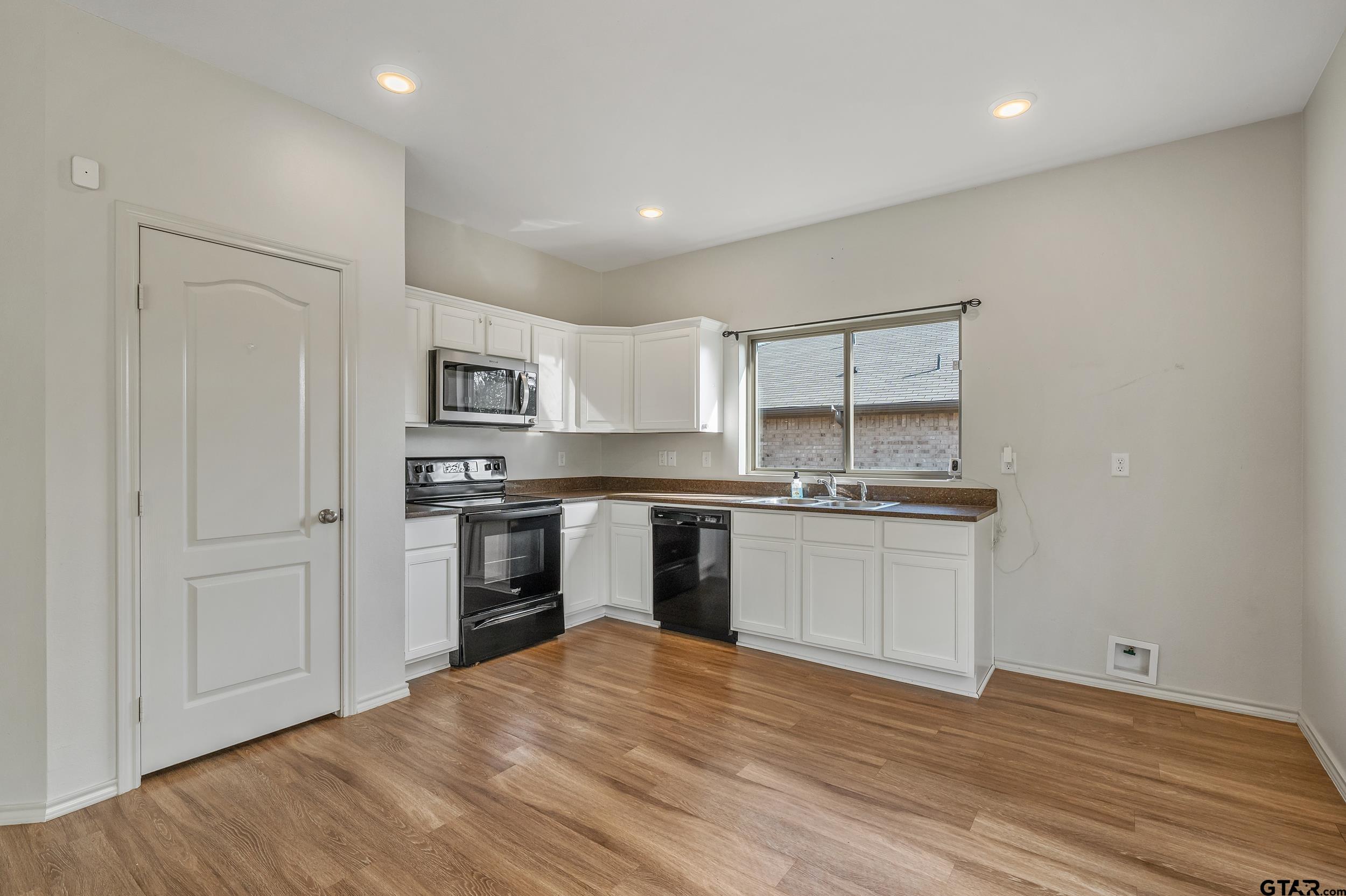 112 Summit Cove Jacksonville, TX 75766 - Photo 3 of 24