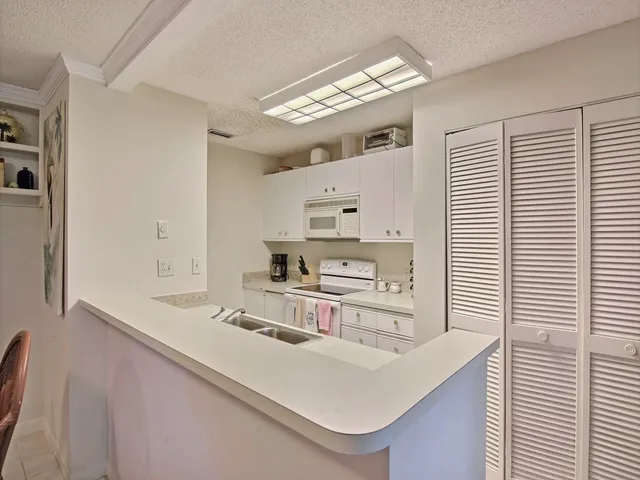 $6,000 | 1315 Winding Oaks Circle East, Unit 902, Vero Beach, FL 32963