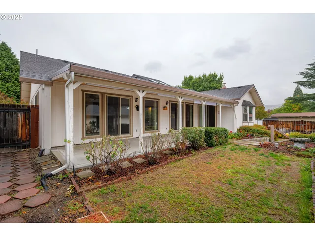 a view of a back yard of the house