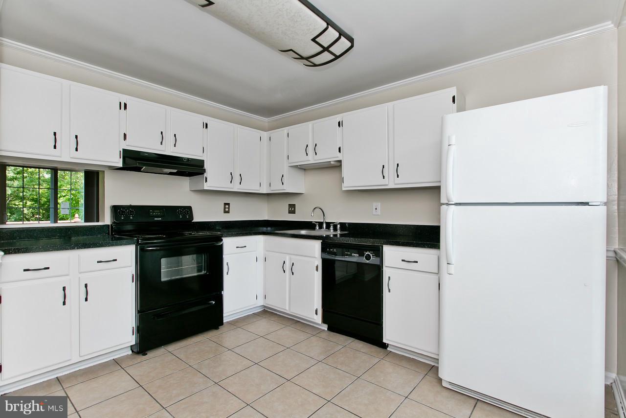 1668 Colonial Way Frederick, MD 21702 - Photo 4 of 26 Wonderful Eat-In kitchen
