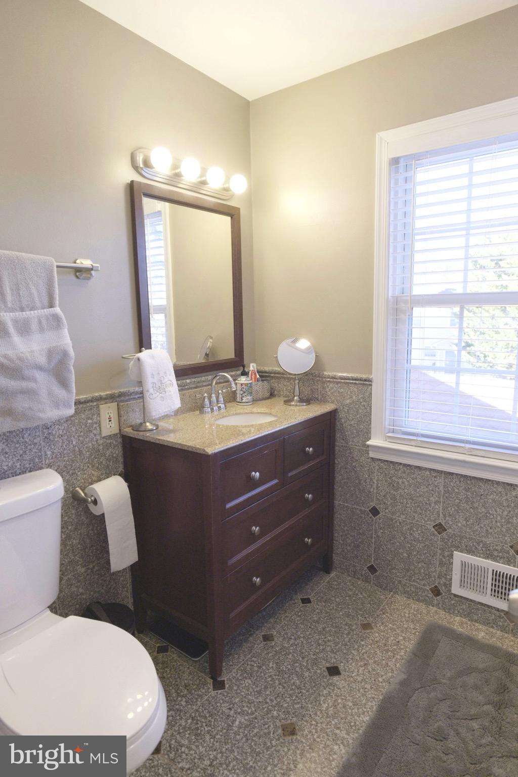 10277 Gainsborough Road Potomac, MD 20854 - Photo 27 of 31 Full bathroom with bathtub