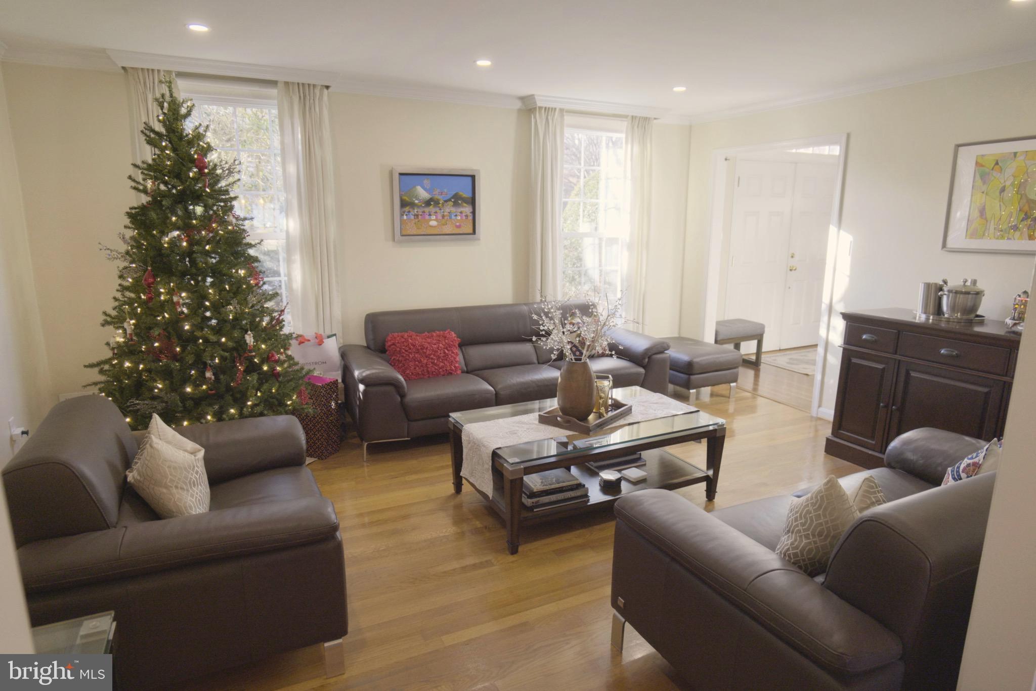 10277 Gainsborough Road Potomac, MD 20854 - Photo 5 of 31 Formal living area