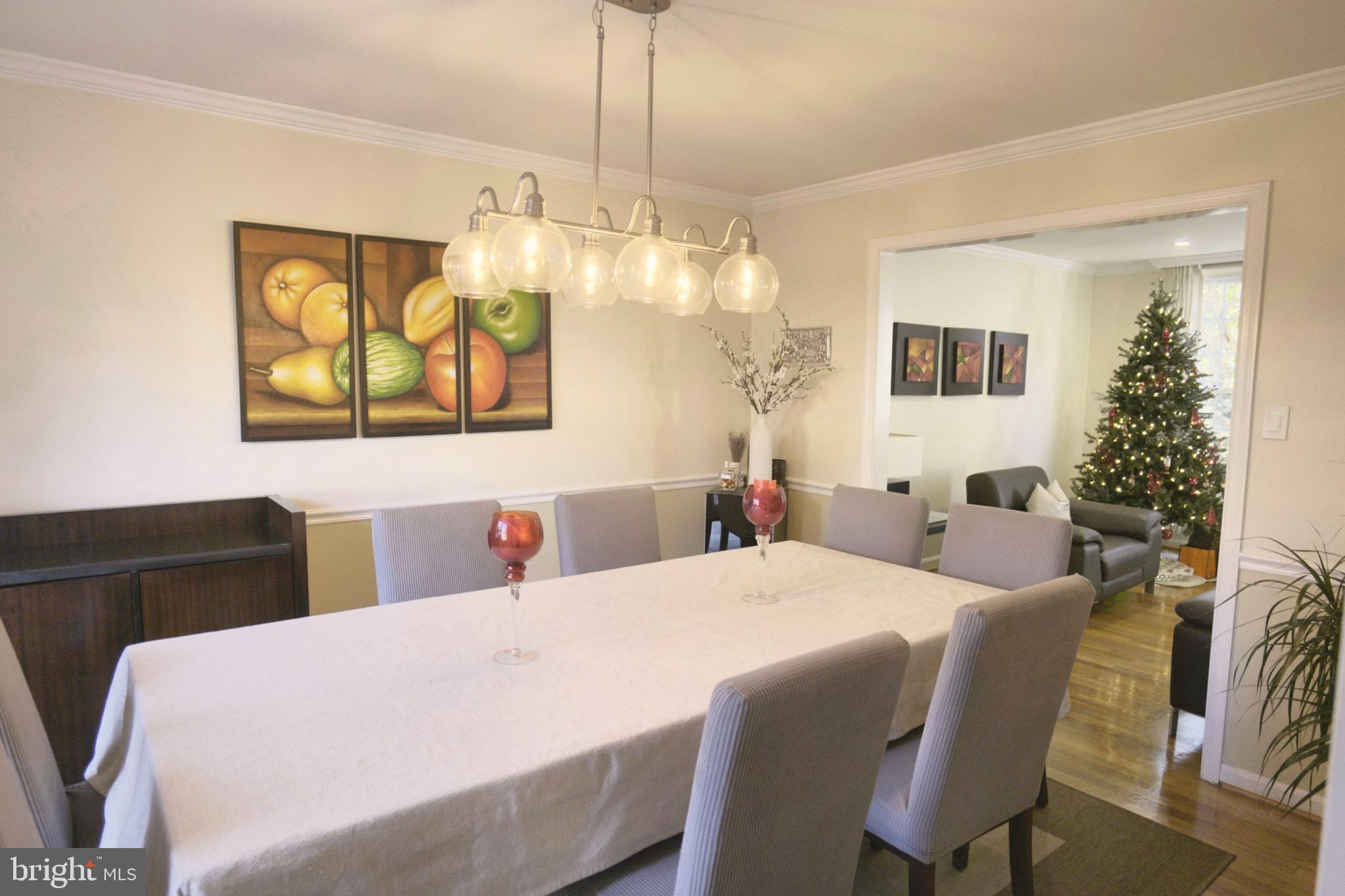 10277 Gainsborough Road Potomac, MD 20854 - Photo 6 of 31 Dinning area