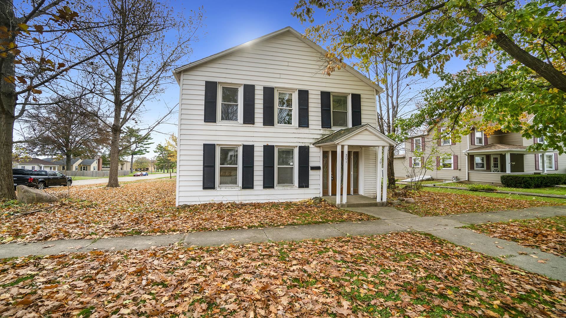 201 West Center Street Mount Morris, IL 61054 - Photo 1 of 33 a front view of a house with a yard