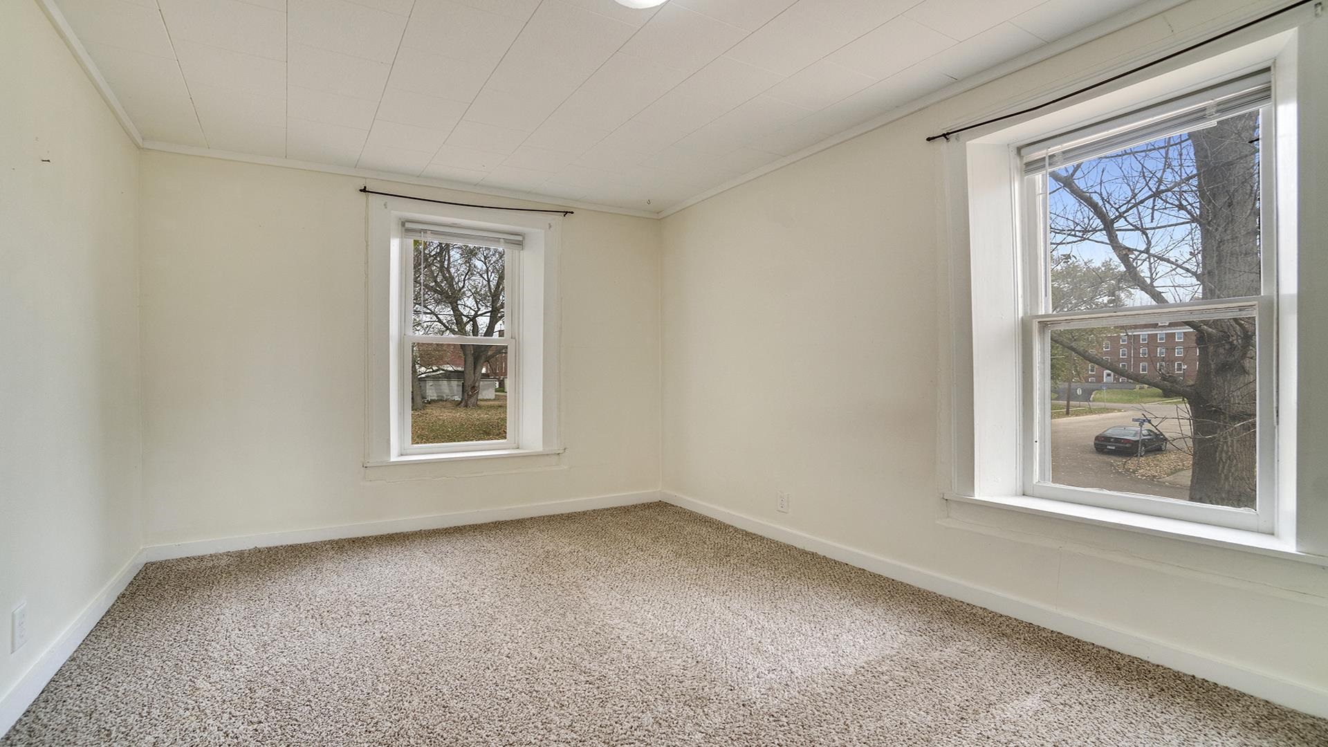 201 West Center Street Mount Morris, IL 61054 - Photo 16 of 33 an empty room with windows