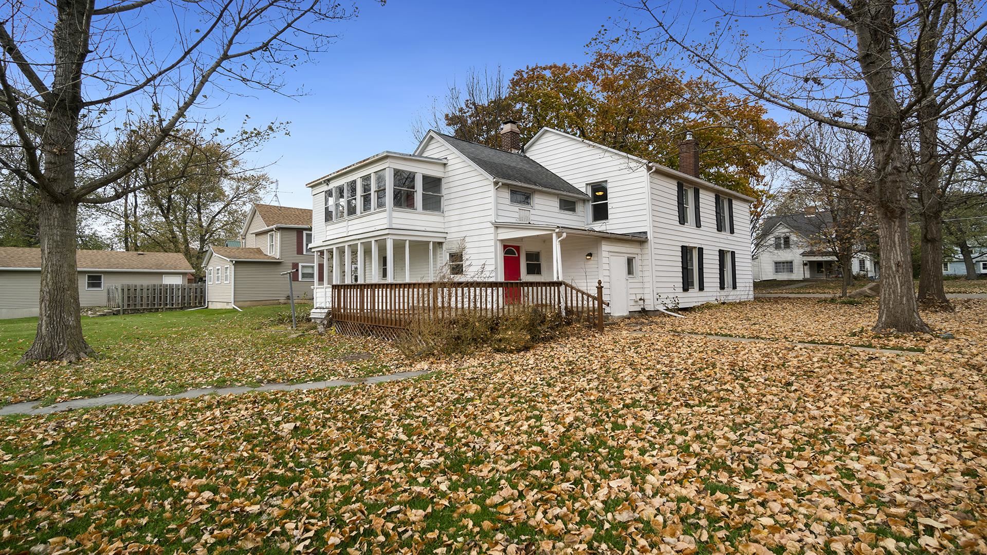 201 West Center Street Mount Morris, IL 61054 - Photo 2 of 33 a house view with a garden space