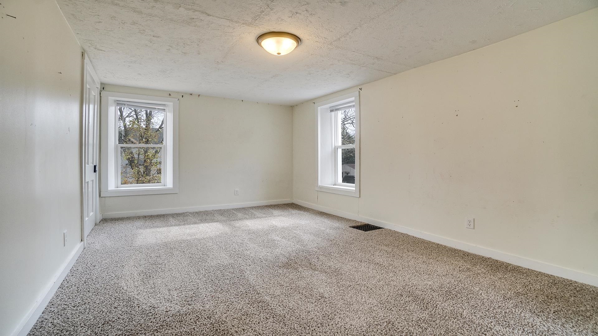 201 West Center Street Mount Morris, IL 61054 - Photo 21 of 33 an empty room with windows