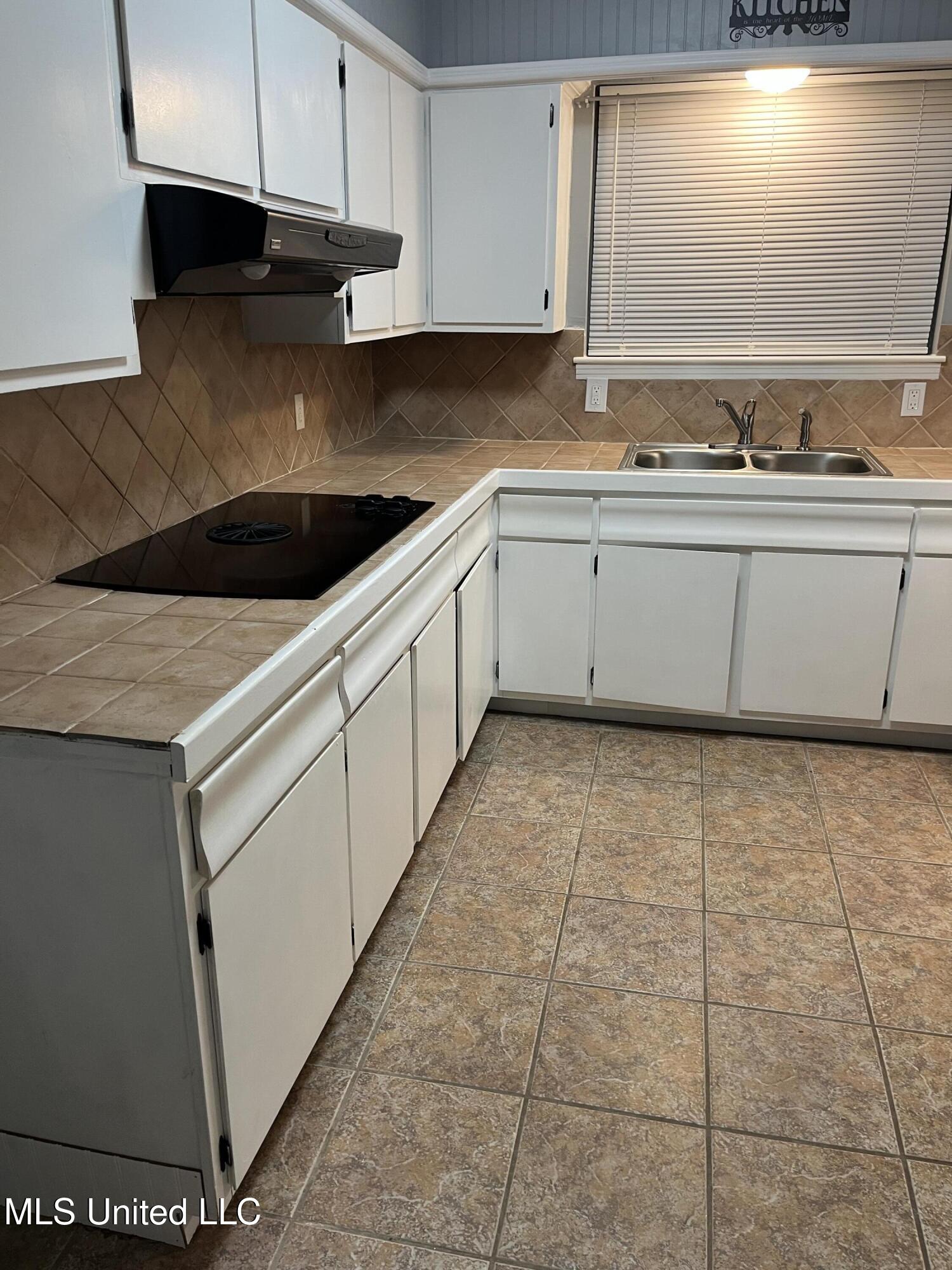 2501 Havard Road Ocean Springs, MS 39564 - Photo 3 of 19 IMG_6656