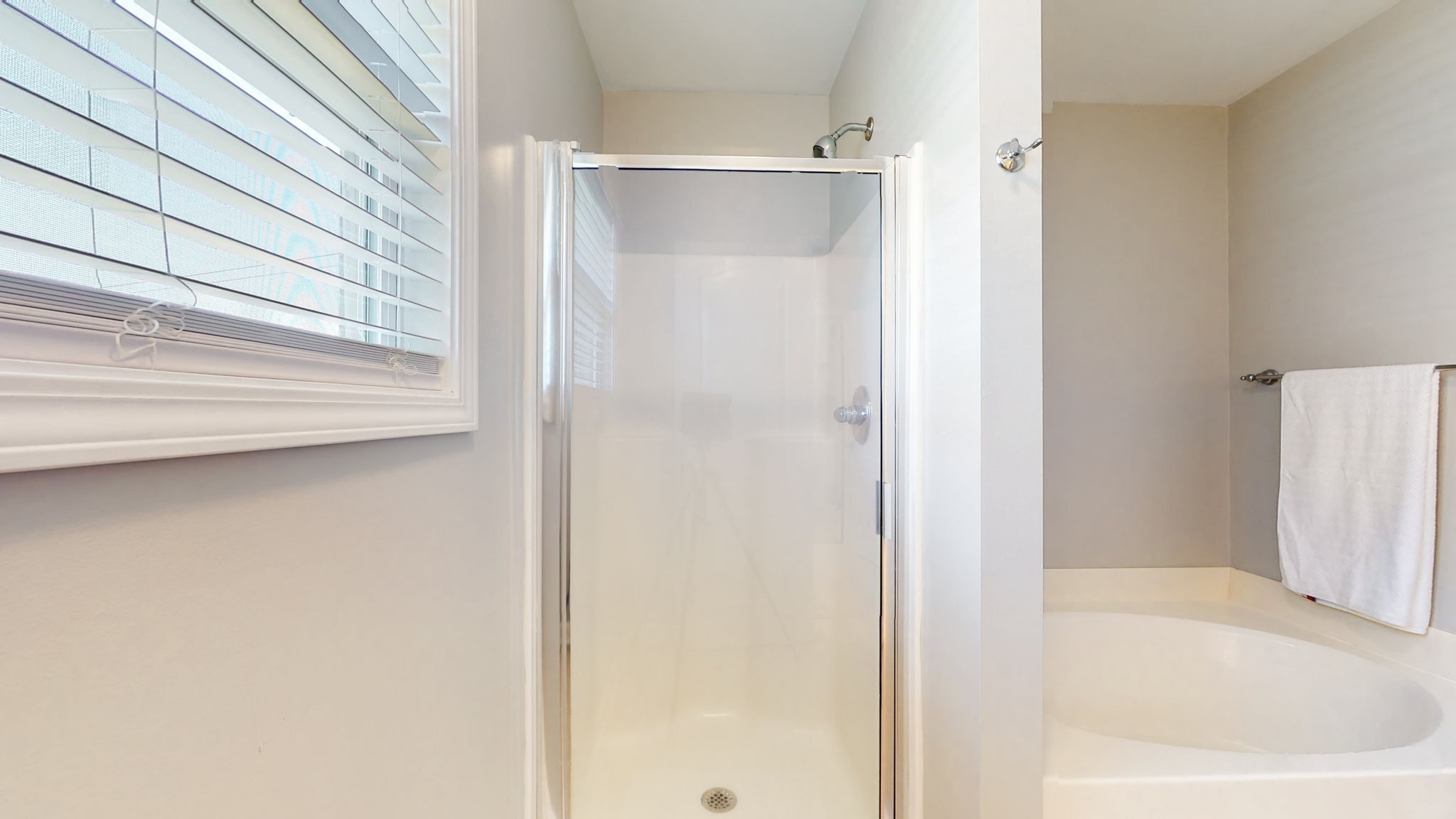 6025 Chickadee Circle Spring Hill, TN 37174 - Photo 19 of 44 a bathroom with a bathtub