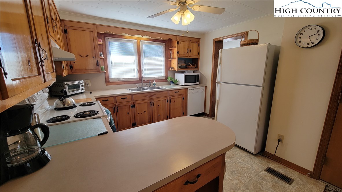 281 Andrews Ridge Road Sparta, NC 28675 - Photo 11 of 36 Gallery Image 11