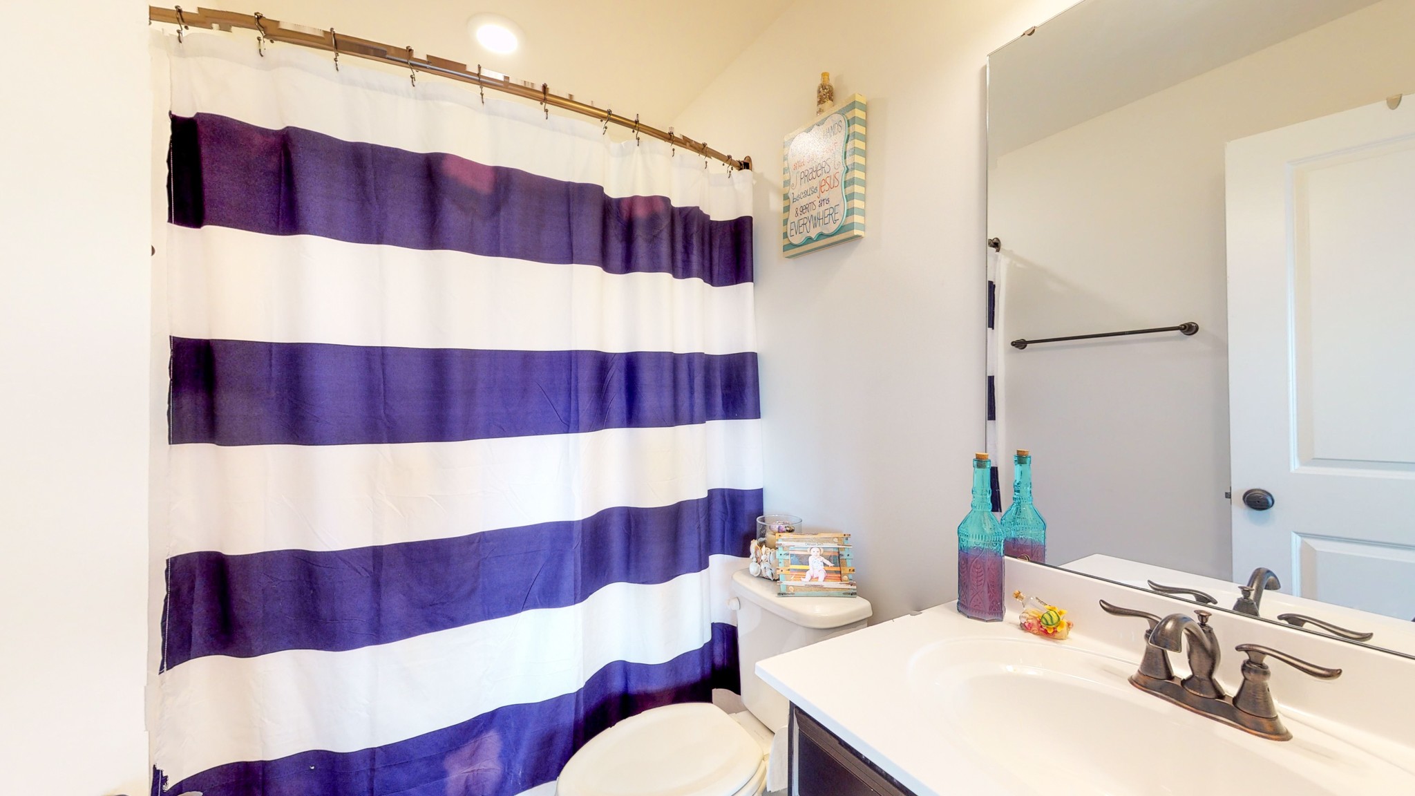 132 Hackney Lane Gallatin, TN 37066 - Photo 25 of 40 a bathroom with a bathtub and a sink