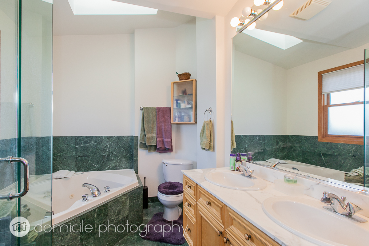 Undisclosed Address Chicago, IL 60618 - Photo 15 of 20 a bathroom with a sink tub and mirror