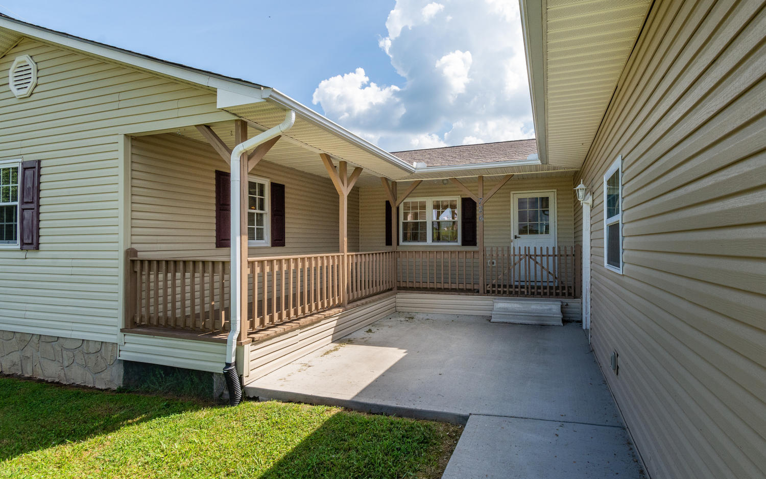 726 Wine Road Dandridge, TN 37725 - Photo 3 of 23 726 Wine Rd Dandridge TN 37725-large-003