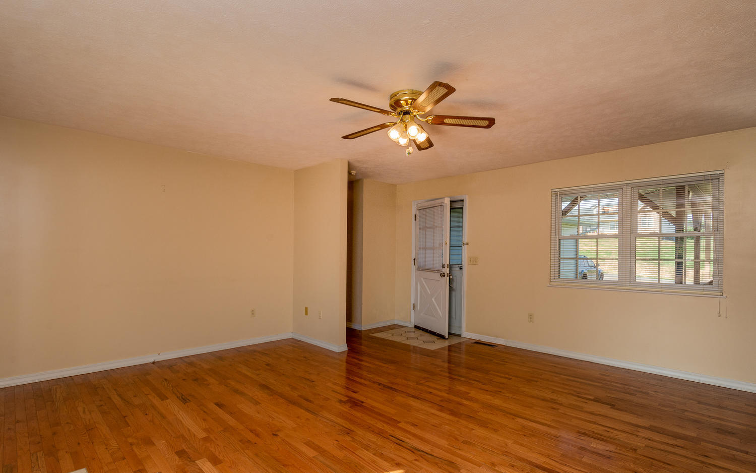 726 Wine Road Dandridge, TN 37725 - Photo 5 of 23 726 Wine Rd Dandridge TN 37725-large-005