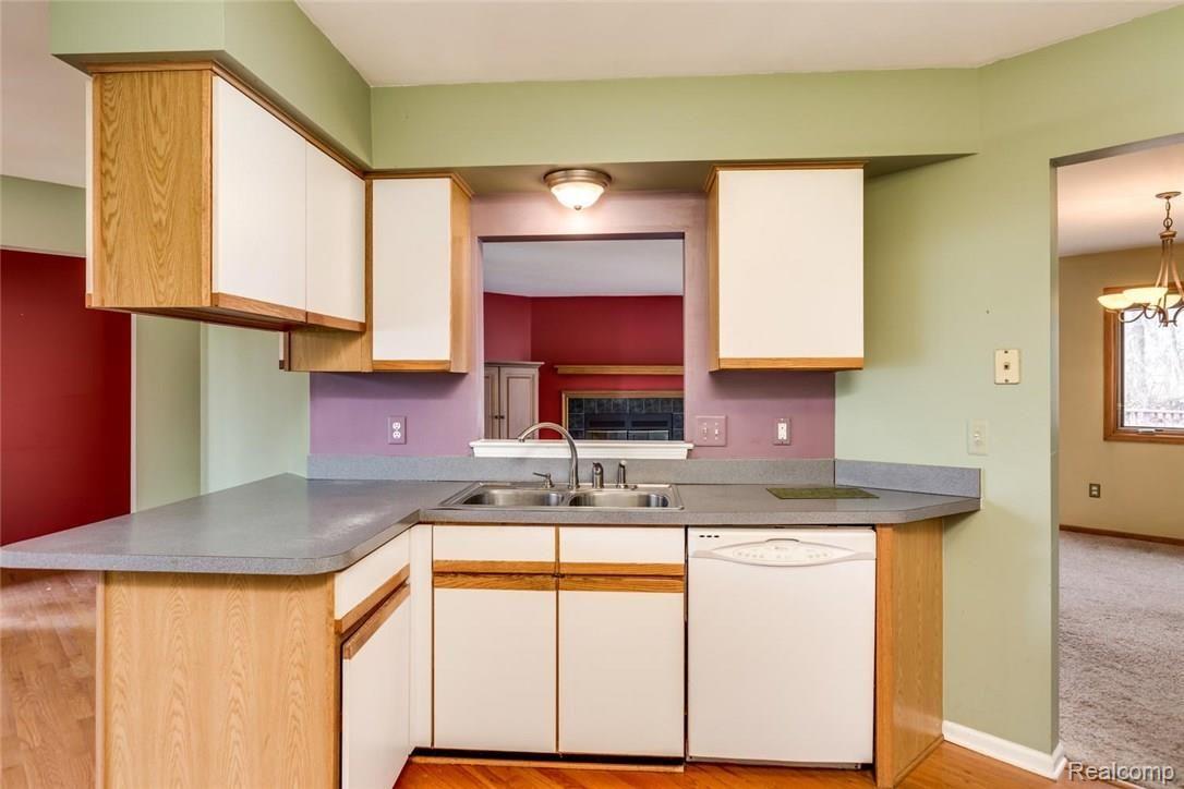 3151 Smugglers Ridge Walled Lake, MI 48390 - Photo 5 of 18 3151 Smugglers Ridge Commerce-large-010-14-3151 Smugglers Ridge0010FULL-1500x1000-72dpi.jpg