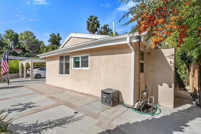 $1,799 | 5718 Comanche Avenue, Woodland Hills, CA 91367