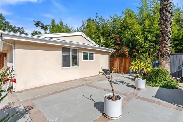 $1,799 | 5718 Comanche Avenue, Woodland Hills, CA 91367