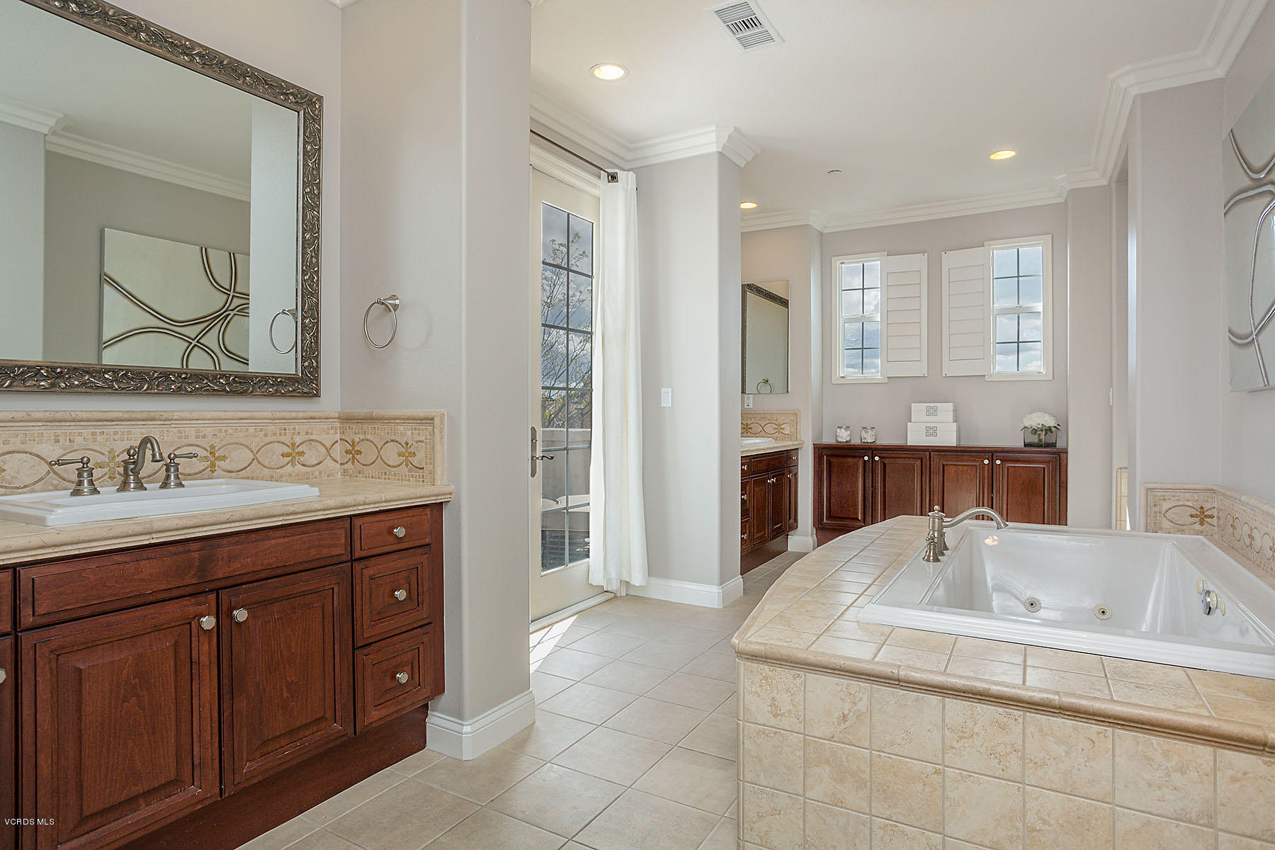 2734 Forest Grove Lane Simi Valley, CA 93065 - Photo 33 of 57 a bathroom with a tub sink and mirror
