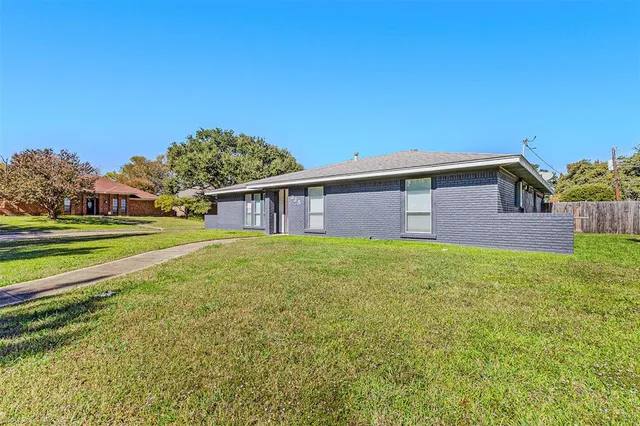 a view of an house with backyard space and balcony