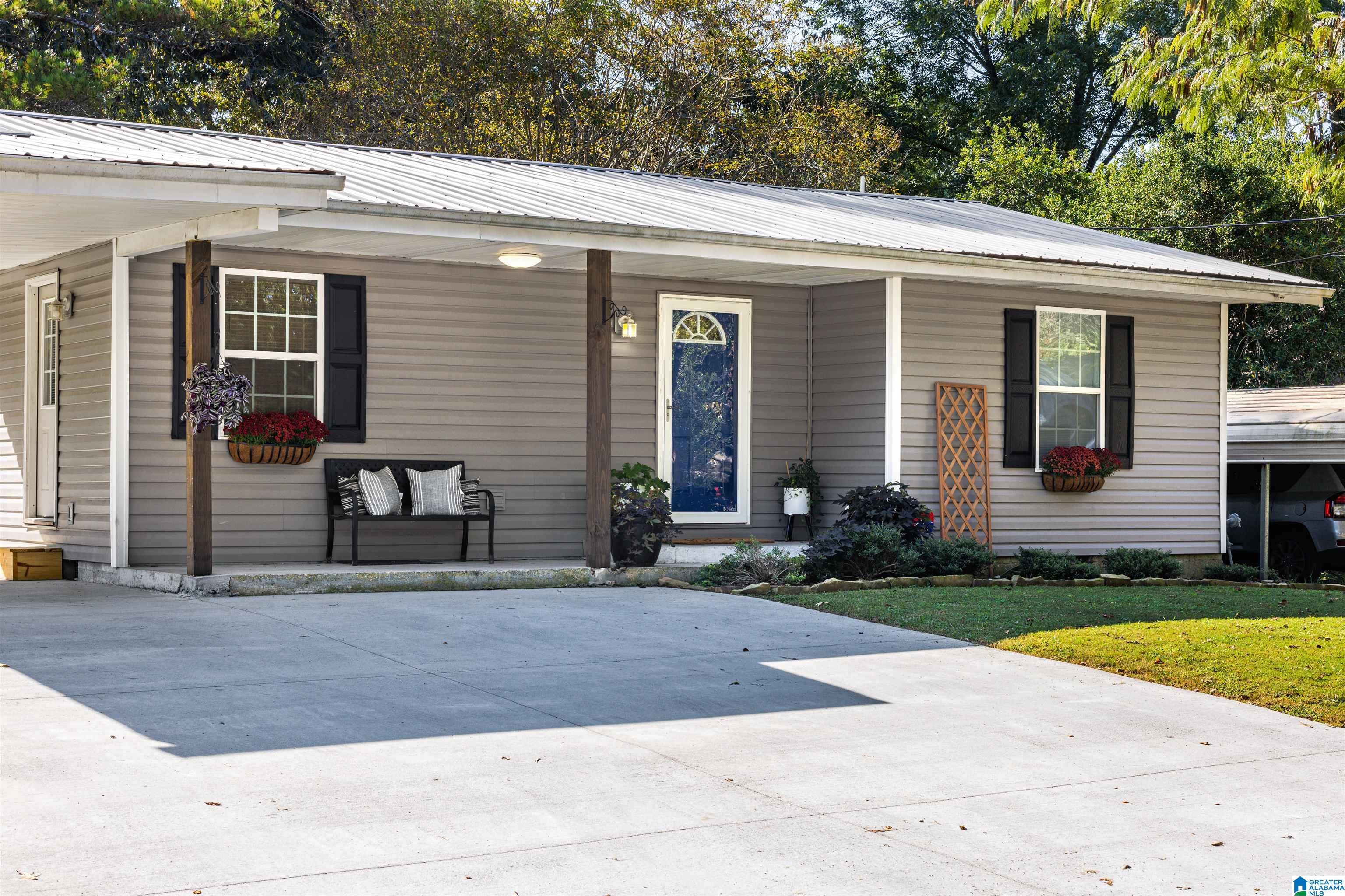 305 Adams Avenue West Oneonta, AL 35121 - Photo 1 of 4