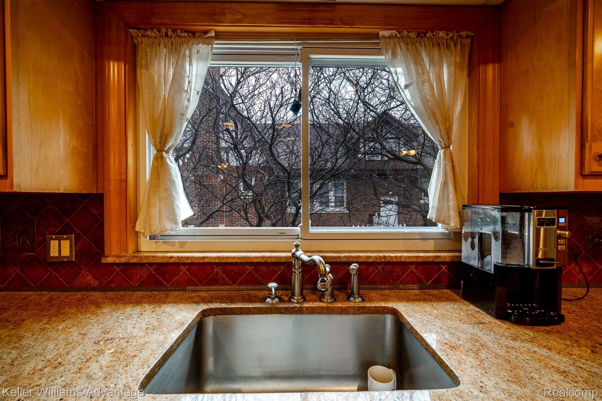 945 Barrington Road Grosse Pointe, MI 48230 - Photo 12 of 41 BarringtonRd_945_Kitchen 4.jpg