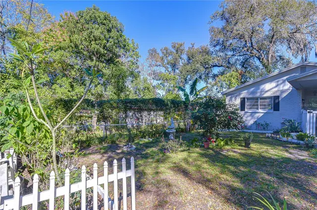 a view of a yard in front of house