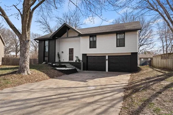 $374,900 | 12318 South Locust Circle, Olathe, KS 66062