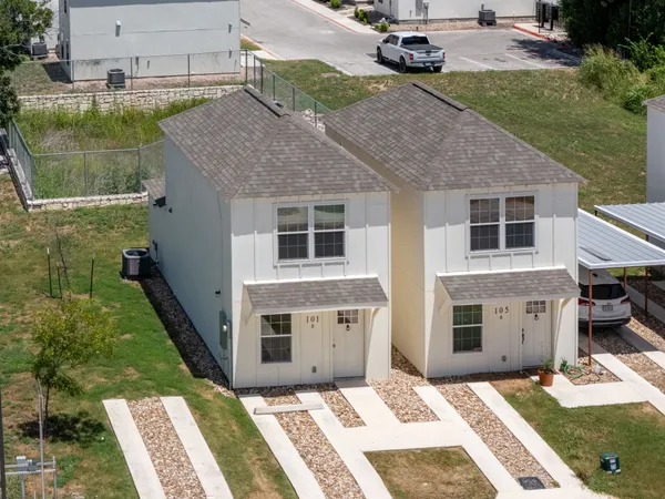 a view of a house with backyard